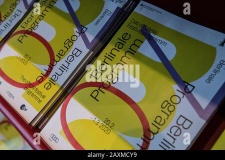 Berlin, Deutschland. Februar 2020. Das Programm für die Fimfest-Spiele-Berlinale steht am Potsdamer Platz auf einem Regal. Credit: Paul Zinken / dpa / Alamy Live News Stockfoto