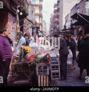 1960er Jahre, historisch, Rom, Italien, Einheimische, die die offenen Marktstände in einer der Seitenstraßen der Stadt betrachten. Stockfoto