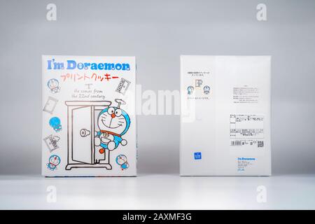 Bangkok, THAILAND - 14. Juni 2019, Doraemon Cookie Japan modernes weißes Paket Abdeckung vorne und hinten im Jahr 2019, Bangkok, Thailand. Stockfoto