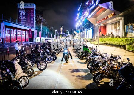 Bangkok, Thailand - 4. Juni 2017, Thailand BigBike Community parkte in der Reihe auf der Straße am vorderen SHOWDC Gebäude für Treffen und Party zusammen. Bang Stockfoto