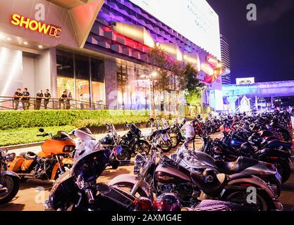 Bangkok, Thailand - 4. Juni 2017, Thailand BigBike Community parkte in der Reihe auf der Straße am vorderen SHOWDC Gebäude für Treffen und Party zusammen. Bang Stockfoto