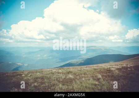 Karpatengebirge Landschaft bewölkt Tag mit Filter Stockfoto
