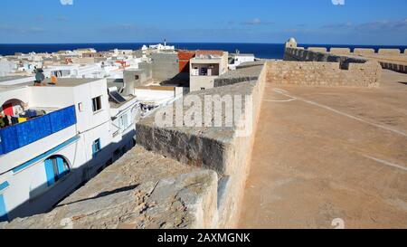 Die weiß getünchten Gebäude der Stadt Mahdia, von der Spitze der ottonischen Festung Borj el Kebir aus gesehen, mit dem Meer im Hintergrund, Mahdia, Tunis Stockfoto