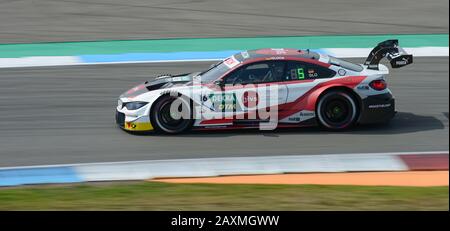 Der deutsche Rennfahrer Timo Glock hat bei einem Rennen auf der TT-Rennstrecke in Assen, Niederlande, seinen BMW M4 Turbo DTM Wagen gefahren. Stockfoto