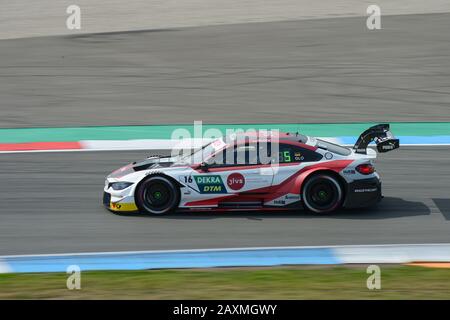 Der deutsche Rennfahrer Timo Glock hat bei einem Rennen auf der TT-Rennstrecke in Assen, Niederlande, seinen BMW M4 Turbo DTM Wagen gefahren. Stockfoto