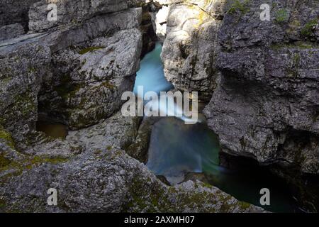 Achenbach zwischen schmalen Felsen in der Walchenklamm Stockfoto