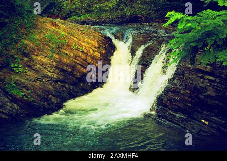 Kleiner Wasserfall in den Bergen, die Felsen der Karpaten, Ukraine Stockfoto