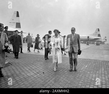 Originalunterschrift: Prinz Jean und Prinzessin josephinische Charlotte von Luxemburg unterwegs auf Schiphol. - Nationalarchiv Stockfoto