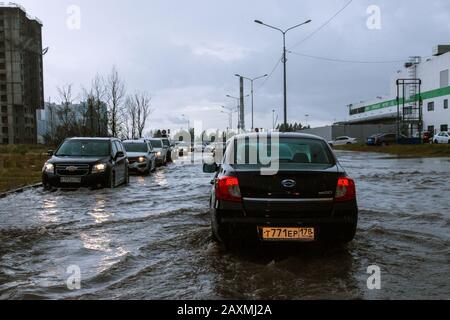 Sankt Petersburg, Russland - Juni 2019: Bei starkem Regen auf einer überfluteten Straße. Stockfoto