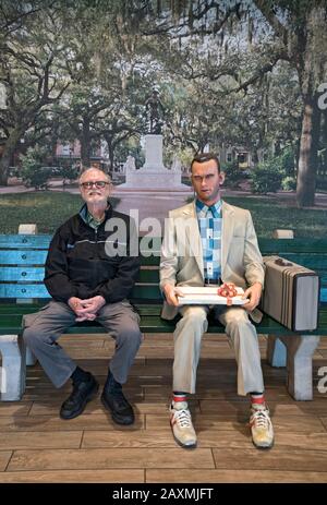 Georgia Welcome Station mit lebensgroßer Statue von Forrest Gump Picture Chance für Reisende. Stockfoto