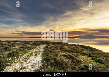 Blick über die Étang de l'Ayrolle im Herbst in der Nähe von Gruissan, Parc naturel Régional de la Narbonnaise en Méditerranée Stockfoto