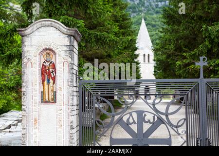 Ostrog, MONTENEGRO - CIRCA Jun, 2016: Gate und die Kirche der Heiligen Dreifaltigkeit befinden sich auf dem Gebiet der Monch-Residenzen im unteren Kloster Ostrog. Es ist t Stockfoto