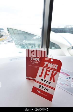 Stillleben von Erinnerungsstücken aus dem TWA Hotel am John F. Kennedy Airport in New York City, USA Stockfoto