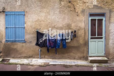 Hausfassade mit Wäscherei zum Trocknen in Saint-Pierre des Champs Stockfoto