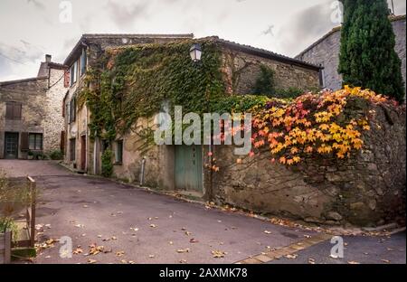 Dorfzentrum von Saint-Pierre des Champs im Herbst Stockfoto