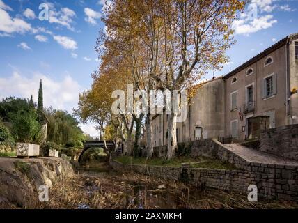 River L'Orbieu und Marie von Saint Pierre des Champs im Herbst Stockfoto