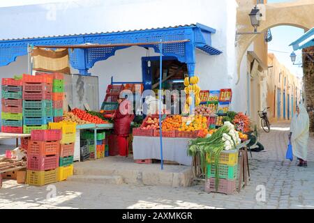 Kairouan, TUNESIEN - 12. DEZEMBER 2019: Ein traditionelles Obst- und Gemüsegeschäft, das sich in der Medina befindet Stockfoto