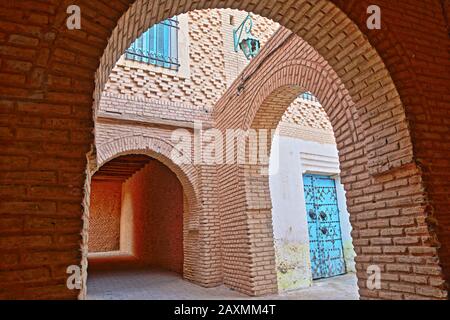 Die historische Medina von Nefta, Tunesien, dekoriert mit Mustern aus Backsteinen und Arkaden Stockfoto