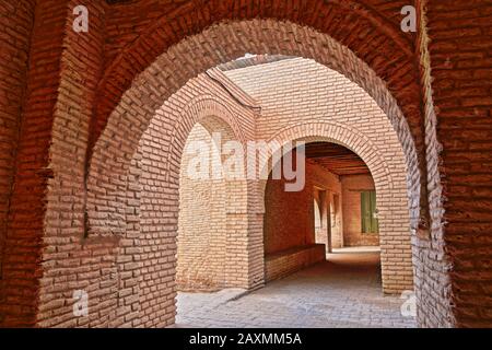 Die historische Medina von Nefta, Tunesien, dekoriert mit Mustern aus Backsteinen und Arkaden Stockfoto