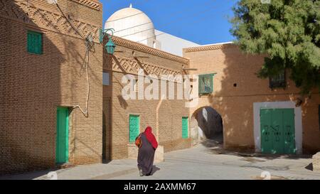 Sidi Ali Ben Sayari Platz, der sich in der historischen, mit Backstein dekorierten Medina von Nefta, Tunesiens, mit einer Moschee und einer weiß getünchten Kuppel befindet Stockfoto