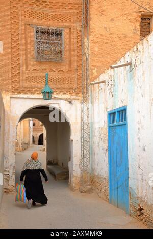 Die historische Medina von Nefta, Tunesien, dekoriert mit Mustern aus Backsteinen und Arkaden Stockfoto