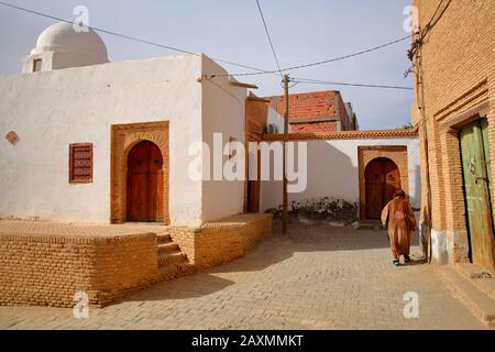 Die historische Medina von Nefta, Tunesien, dekoriert mit Mustern aus Backsteinen und Arkaden Stockfoto