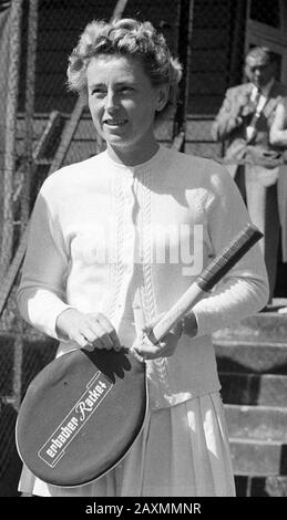 Sammlung / Archiv: Photo Collection Anefo Report / Serie: Tennis Niederlande gegen Deutschland nach Venlo, mrs. Rouwenhorst (links) und mrs. J. Pohmann (rechts) Datum: 25. August 1957 Standort: Deutschland, Niederlande, Venlo Schlüsselwörter: Tennis Stockfoto