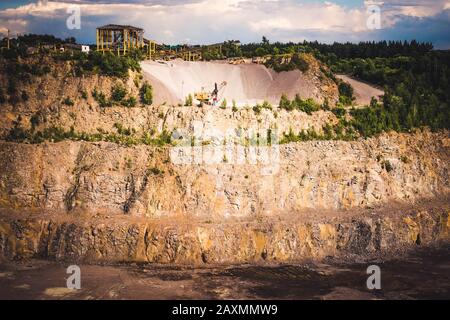 Panorama von Granit-Steinbruch mit den Maschinen zu arbeiten, allgemeine Sicht Stockfoto