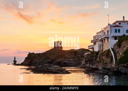 Schloss und Leuchtturm in Chora von Andros am frühen Morgen. Stockfoto