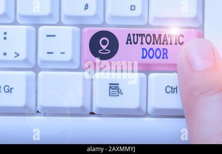 Konzeptionelles Handschreiben mit automatischer Tür. Konzeptbedeutung wird automatisch geöffnet, wenn der Ansatz der Person erfasst wird Stockfoto