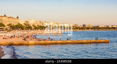 Frankreich, Côte d'Azur, Cannes, Stadt, Person am Strand, Croisette, Hotel von Inter Continental Carlton Stockfoto