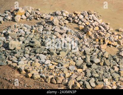 Große Granitfelsen verstreut auf dem Boden in der Karriere Draufsicht Stockfoto