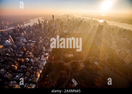 New York City Central Park von einem Hubschrauber bei Sonnenuntergang gesehen. Stockfoto