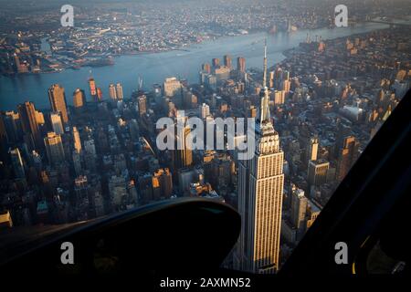 Eine Hubschrauberrundflug-Ansicht des Empire State Building in New York. Stockfoto