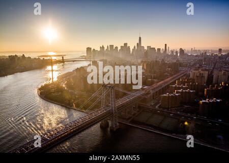 Sonnenuntergang über New York City und der Williamsburg Bridge, New York Stockfoto