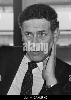 Hauptversammlung Profifußball in Zeist; Leo van der Kroft, Vorstand KNVB am 14. November 1981 Stockfoto