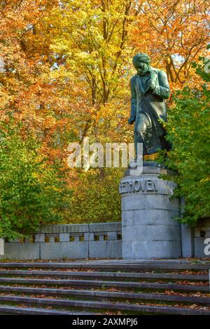 Karlsbad, Tschechische Republik, 12. Oktober 2017: Ludwig Van Beethovens Denkmal, Im Park. Autor: Hugo Uher. Redaktionelles Foto. Stockfoto