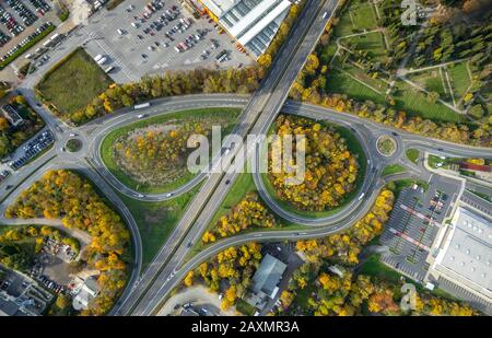 Luftaufnahmen, Ausfahrt Velbert der Autobahn A535, Herbstlaub, horizontale Acht, Kreisverkehr mit Abfahrt, Metallstraße, Velbert, Ruhrgebiet, Norden Stockfoto