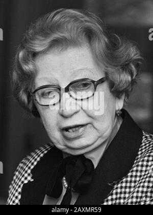 Präsentationsbuch Anne Frank Erinnerte Sich An Miep Gies im Anne Frank Haus in Amsterdam; Miep Gies 5. Mai 1987 Stockfoto