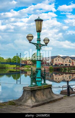 Antiquierte strassenlaterne an der Exeter Quay oder am Kai im frühen Morgenlicht. Devon, England, UK. Stockfoto