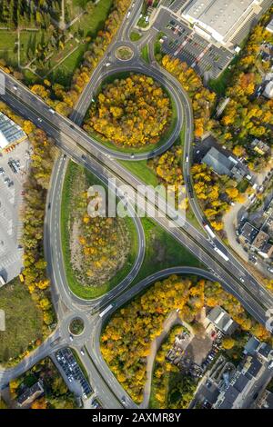 Luftaufnahmen, Ausfahrt Velbert der Autobahn A535, Herbstlaub, horizontale Acht, Kreisverkehr mit Abfahrt, Metallstraße, Velbert, Ruhrgebiet, Norden Stockfoto