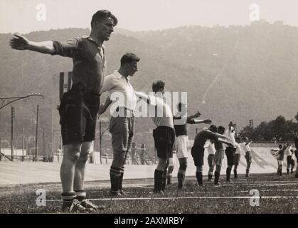 Spieler der niederländischen Mannschaft im Training vor dem Spiel gegen die Schweiz. Niederlande - Schweiz (2-3), gespielt am 27. Mai 1934 im Stadion San Siro in Mailand bei den Weltmeisterschaften in Italien. Datum: 27.Mai 1934 Schöpfer: Fotograf unbekannt Komponentennummer: 3929 URL: http://beeldbank.nationaalarchief.nl/na:col1:dat502428 Weitere Informationen über das Nationalarchiv: http://www.nationaalarchief.nl Weitere Fotos aus diesen und anderen Sammlungen finden Sie in unserer Image Bank:, http://www.beeldbank.nationaalarchief.nl helfen Sie uns, unser Wissen über die Fotosammlungen durch Tags und zu erweitern Stockfoto