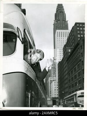 Der niederländische Fahrer Gannet (32, rechts) fährt im Rahmen des internationalen Austauschs einen Monat in New York mit dem Bus / Der niederländische Busfahrer Gannet (32, rechts) fährt einen New Yorker Bus während eines Monats im Rahmen eines internationalen Austauschprogramms Datum: 18. September 1952 Filenumber 102-0463 Creator: United Press URL: http://beeldbank.nationaalarchief.nl/na:col1:dat393033 Weitere Informationen über die National Archives finden Sie unter HTTP: / /www.nationaalarchief.nl Weitere Fotos aus dieser und anderen Sammlungen finden Sie in unserer Image Bank:, http://www.beeldbank.nationaalarchief.nl helfen Sie uns, unser knowle zu bereichern Stockfoto