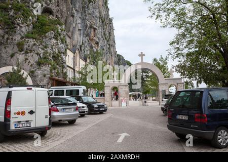 Ostrog, MONTENEGRO - CIRCA Jun, 2016: Parkplatz und Erztore für den Eintritt befinden sich im Oberklosterhaus Ostrog. Das Kloster Ostrog ist das beliebteste Kloster Stockfoto