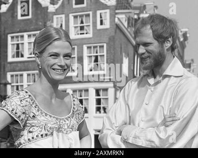 Nina und Frederik van Pallandt in Amsterdam für einen TV-Film 13. April 1967 Stockfoto