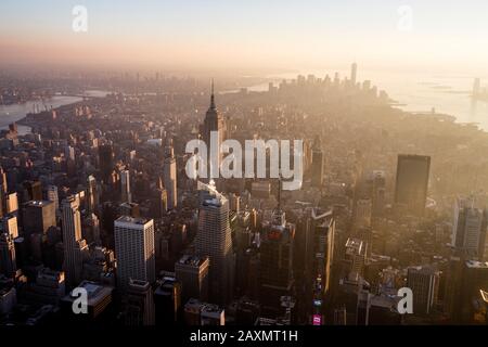 Sonnenuntergang auf Midtown Manhattan und dem Empire State Building in New York. Stockfoto