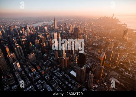 Sonnenuntergang über Hudson Yards und Midtown Manhattan, New York City Stockfoto