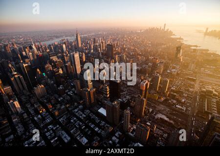 Sonnenuntergang über Midtown Manhattan und Hudson Yards, New York City Stockfoto