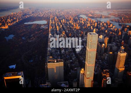 Sonnenuntergang in den Hochhauswohnungen in Midtown Manhattan, New York City. Stockfoto