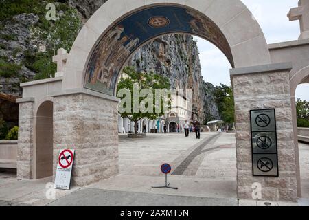 Ostrog, MONTENEGRO - CIRCA Jun, 2016: Moderne Erztore für den Zugang zum Territorium befinden sich im Oberklosterhaus Ostrog. Das Kloster Ostrog ist die beliebteste Stockfoto